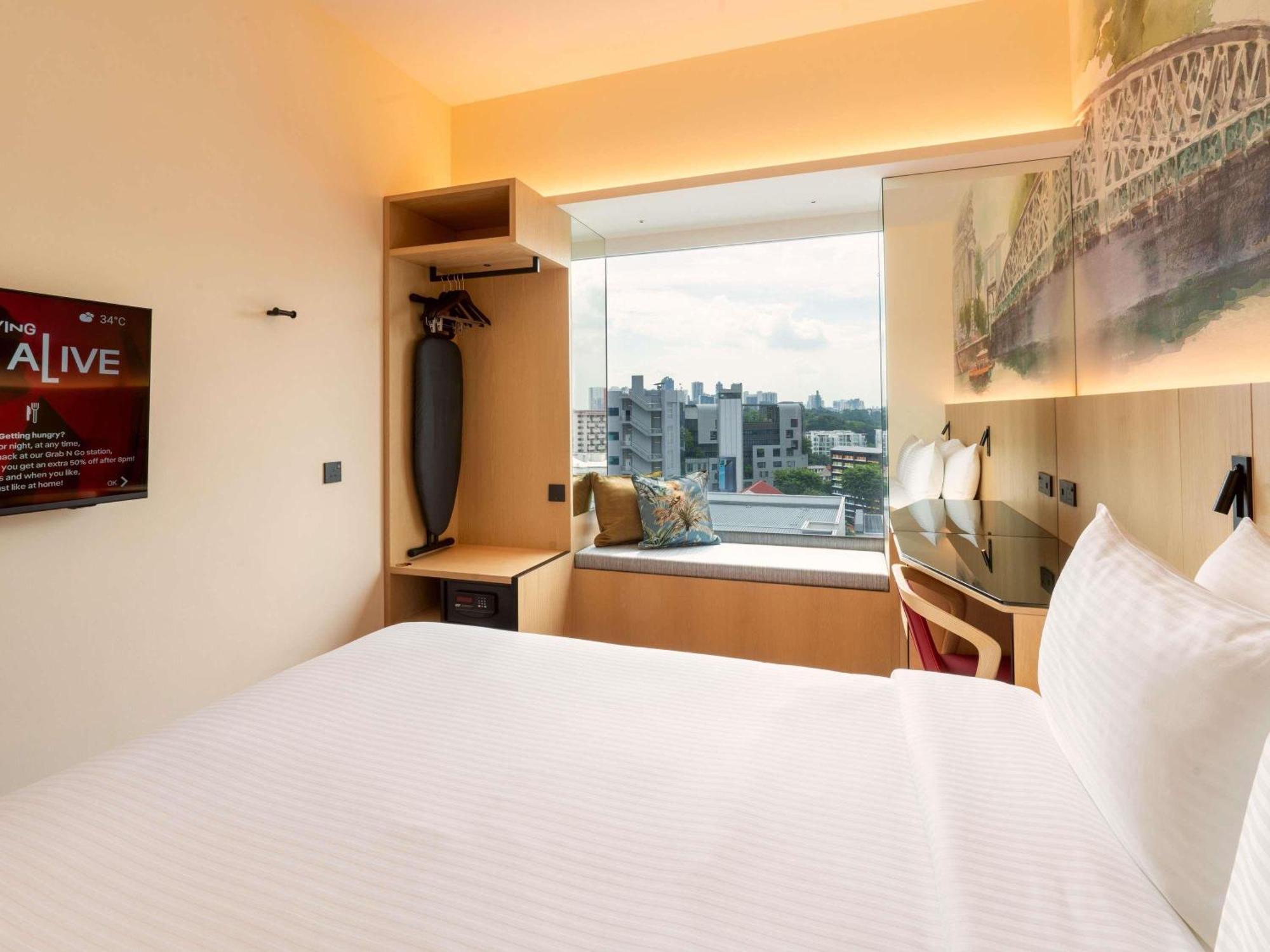 Deluxe Queen Room 1 Queen Bed High Floor Minibar