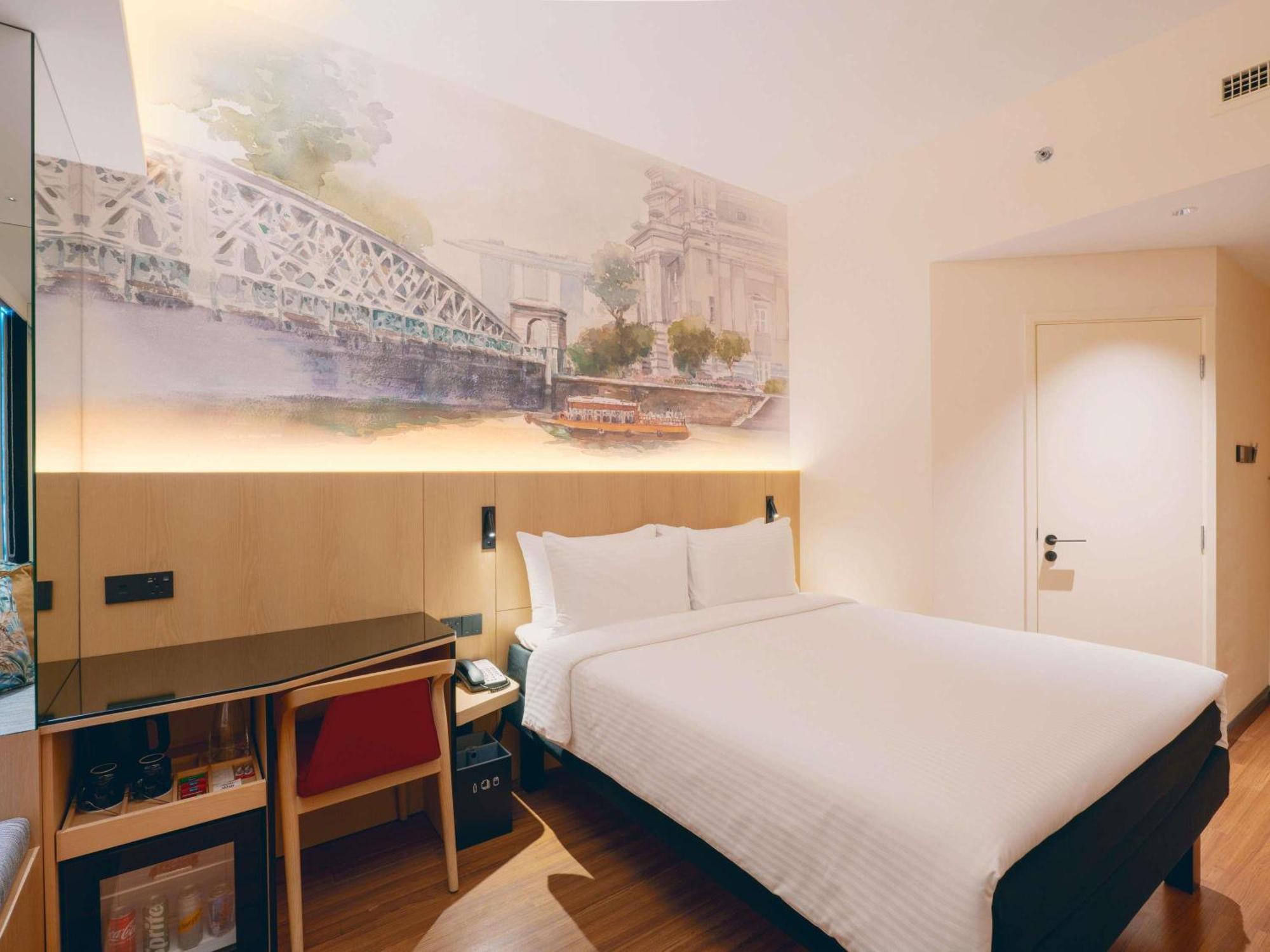 Deluxe Queen Room 1 Queen Bed High Floor Minibar